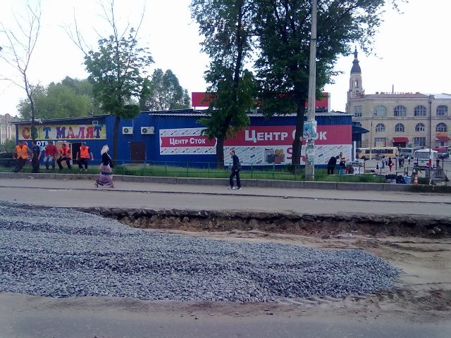 В центре Харькова убрали трамвайные рельсы  фото 4