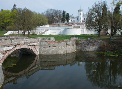 Судьба старинного дворца в Шаровке: реконструкцию отложили из-за инвентаризации