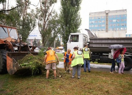 В Харькове убирали мусор, ремонтировали детские площадки и расчищали берега водоемов