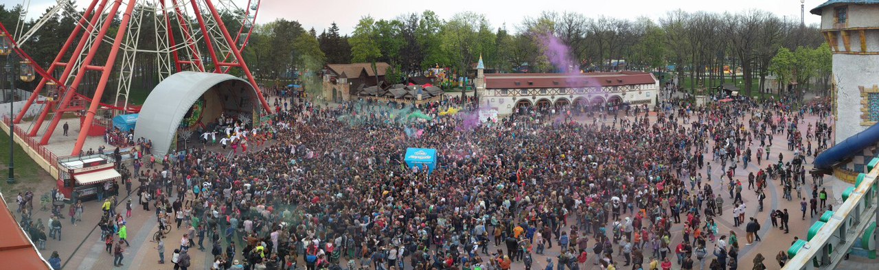 Как в парке Горького прошел "разноцветный" фестиваль красок Холи ( фото, видео) фото