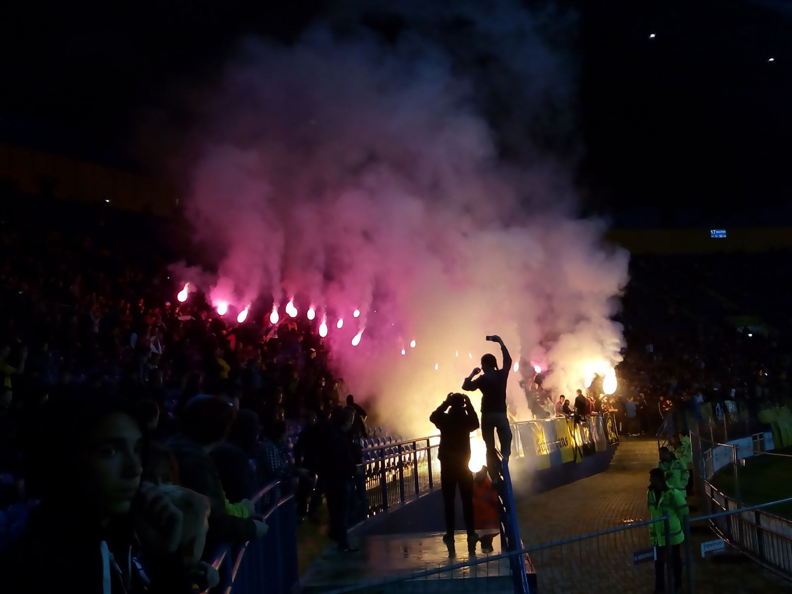 Фанаты "Металлиста" устроили файер-шоу на матче с "Динамо" фото 3