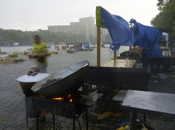 Плывущие и разбитые машины, поваленные деревья: по Харькову пронесся ураган (фото, видео) фото 7