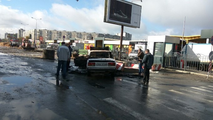 В Харькове посреди улицы пылал автомобиль (фото, видео) фото 2