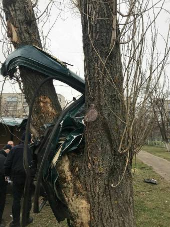 Всмятку: на Садовом проезде произошло ДТП с пострадавшими фото 2