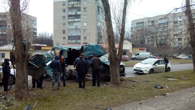 Всмятку: на Садовом проезде произошло ДТП с пострадавшими фото 1