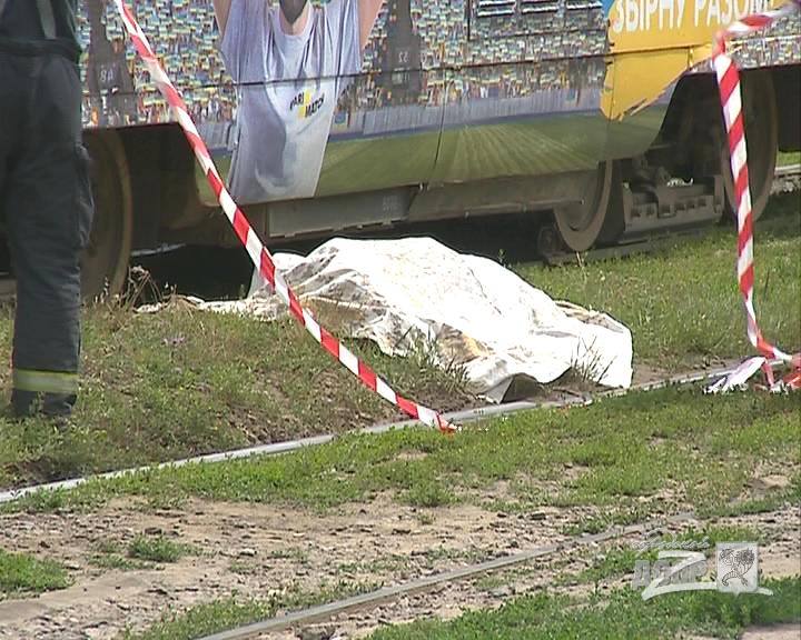Фото с места трагедии: на Салтовке мужчину задавил трамвай фото 2