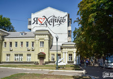 Возле дворца бракосочетаний в Харькове появился рояль с цветами
