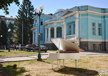 Возле дворца бракосочетаний в Харькове появился рояль с цветами