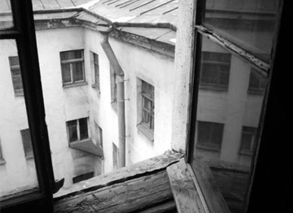 Смертоносный перекур. В Харькове девушка выпала из окна многоэтажки