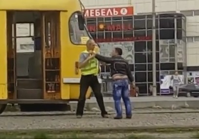 В Харькове неуравновешенный мужчина бросался на водителя трамвая. ВИДЕО