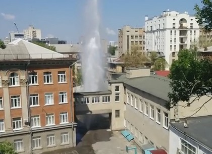Из школы в центре Харькова бил фонтан высотой с пятиэтажку. ВИДЕО